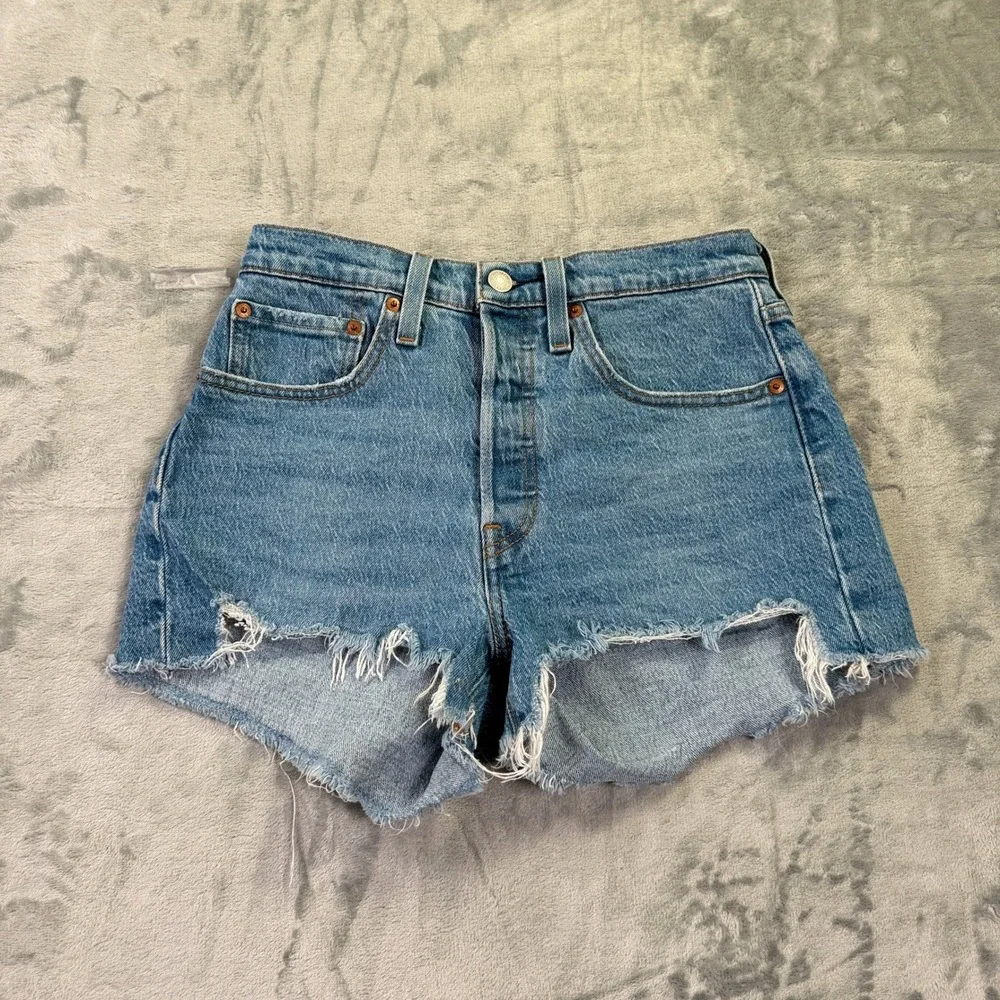 Levis 501 Original High Rise Denim Shorts Medium Wash Cut Off Size 26 56327-0251